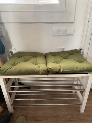 Banco zapatero con 2 cojines verdes y 2 grises