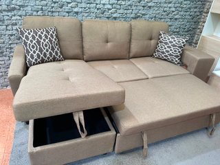 Sofá chaise longue beige con puffs