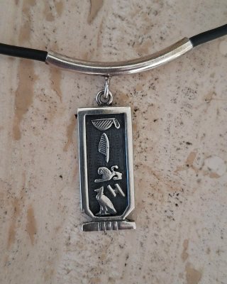 Gargantilla con Cartucho Egipcio de Plata