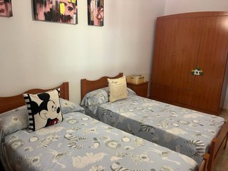 Dormitorio completo: 2 camas, 2 mesitas, armario.