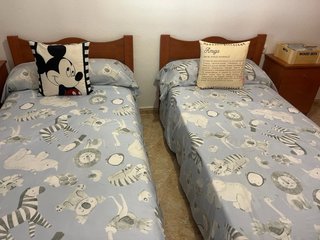 Dormitorio completo: 2 camas, 2 mesitas, armario.