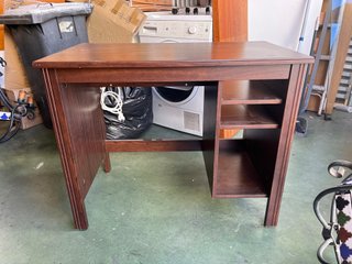 Escritorio de madera marrón