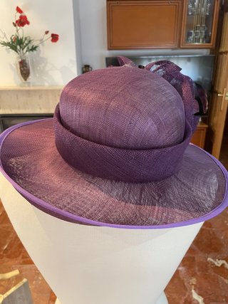 Sombrero de boda morado