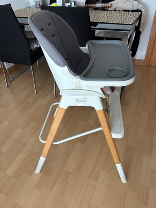 Trona de bebé gris y madera