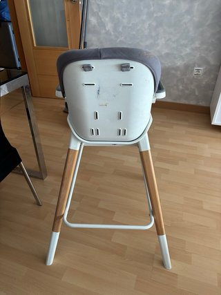 Trona de bebé gris y madera