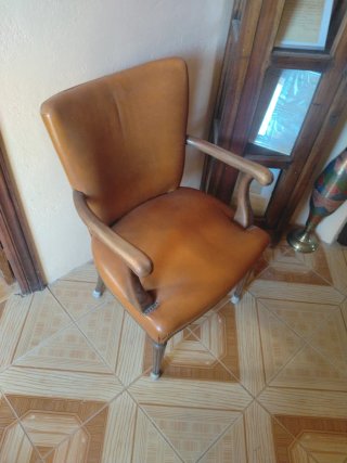 Silla de cuero marrón