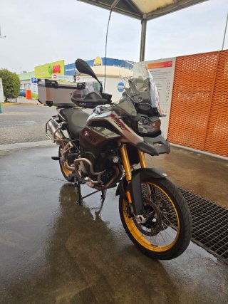 BMW F850GS Adventure Gris y Dorado