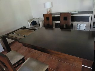 Mesa comedor y 4 sillas madera y tela