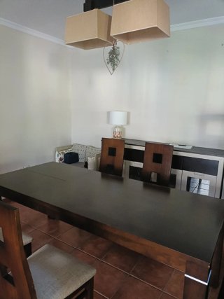 Mesa comedor y 4 sillas madera y tela