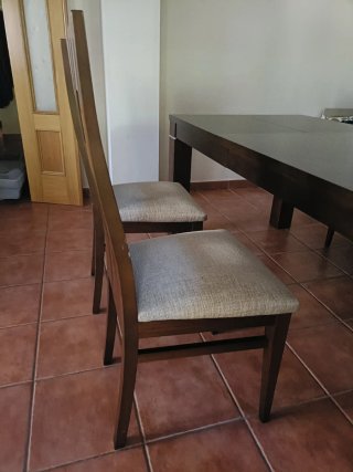 Mesa comedor y 4 sillas madera y tela