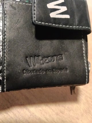 Cartera Wildzone con cremallera y logo W