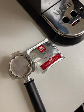 Cafetera Espresso DeLonghi Dedica Negra