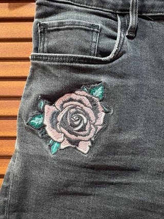 Pantalón corto niña con bordados de rosas