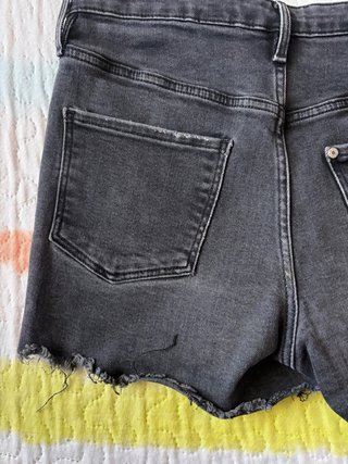 Pantalón corto niña con bordados de rosas
