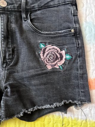 Pantalón corto niña con bordados de rosas