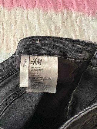 Pantalón corto niña con bordados de rosas