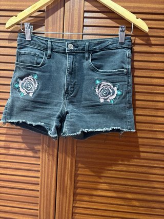 Pantalón corto niña con bordados de rosas