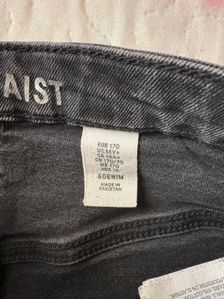 Pantalón corto niña con bordados de rosas