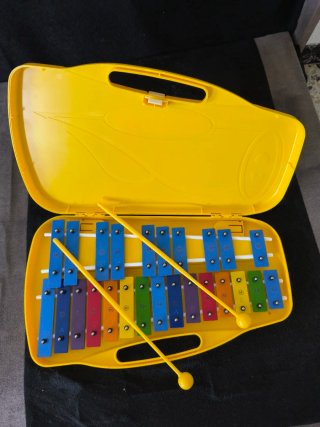 Xilófono infantil amarillo con baquetas