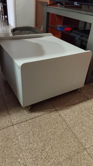 Caja/baúl de madera con ruedas