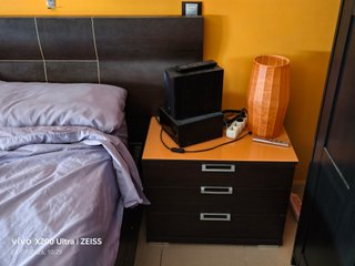 Dormitorio completo con cama y armario