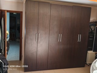 Dormitorio completo con cama y armario