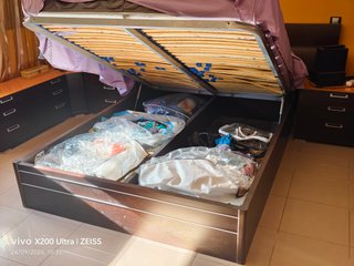 Dormitorio completo con cama y armario