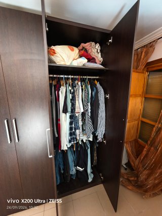 Dormitorio completo con cama y armario