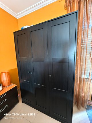 Dormitorio completo con cama y armario