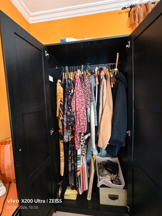 Dormitorio completo con cama y armario