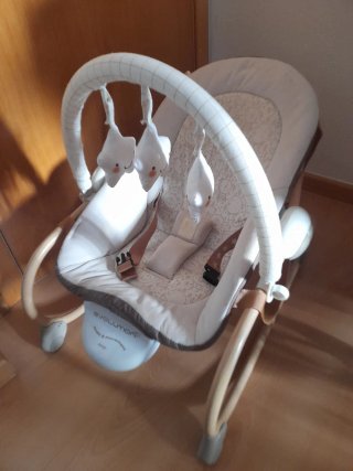 Mecedora bebé con música y juguetes