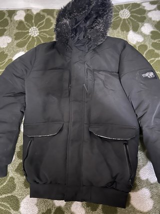 Chaqueta Acolchada Negra con Capucha