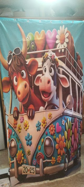 Cortina de ducha hippie con vacas y furgoneta.