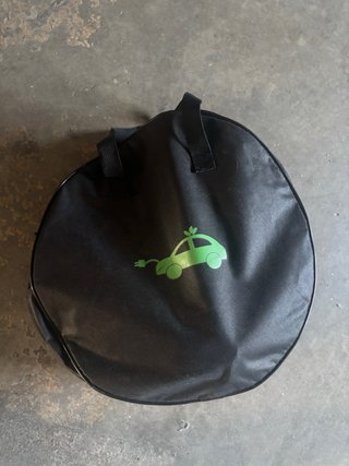Bolsa con cargador de coche eléctrico