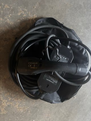 Bolsa con cargador de coche eléctrico