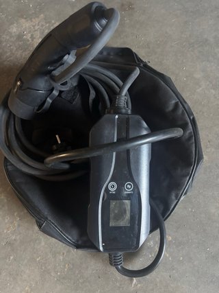 Bolsa con cargador de coche eléctrico