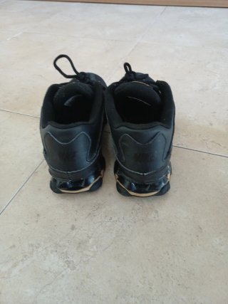 Zapatillas Nike Training Negras y Doradas T41