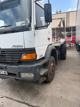 Camión Mercedes Atego Portacadenas