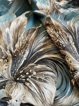 Sciarpa ottanio con fiori e dettagli oro