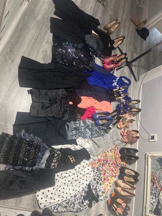 Gran lote de prendas de fiesta y zapatos de tacón