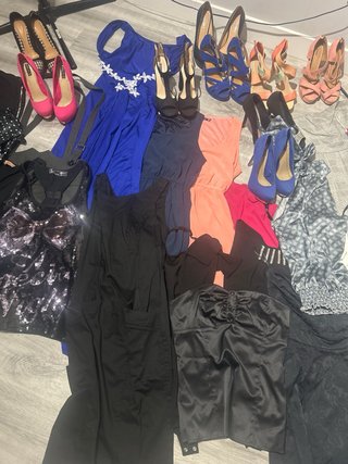 Gran lote de prendas de fiesta y zapatos de tacón