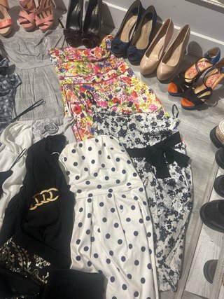 Gran lote de prendas de fiesta y zapatos de tacón