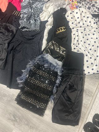 Gran lote de prendas de fiesta y zapatos de tacón
