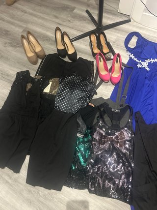 Gran lote de prendas de fiesta y zapatos de tacón