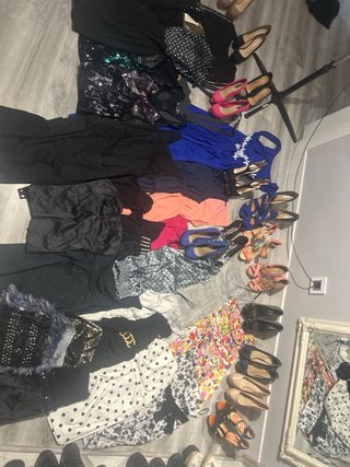Gran lote de prendas de fiesta y zapatos de tacón