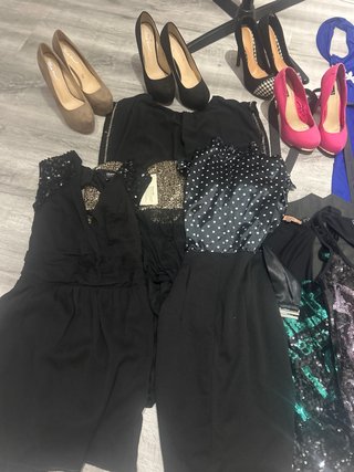 Gran lote de prendas de fiesta y zapatos de tacón