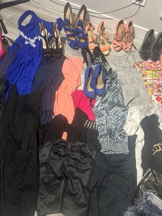 Gran lote de prendas de fiesta y zapatos de tacón