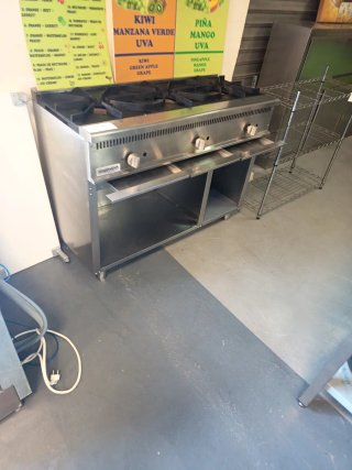 Cocina de gas con mueble de acero inoxidable
