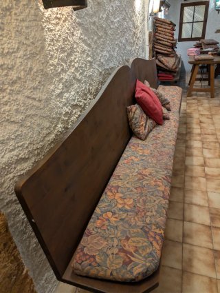 Bancos rústicos de madera y tela