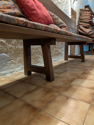 Bancos rústicos de madera y tela
